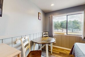 Dining - Charming Dog Friendly Room with Kitchenette Near the Beach and Downtown (Rockaway Beach)