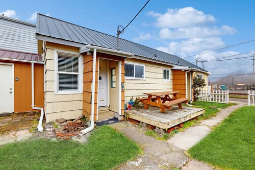 Modern Dog Friendly Cottage in a Great Location Minutes to Downtown and Beach