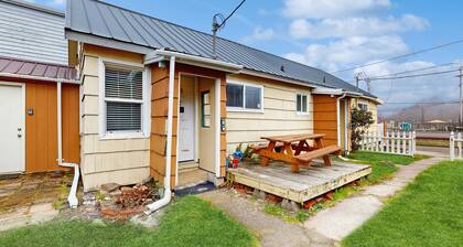 Modern Dog Friendly Cottage in a Great Location Minutes to Downtown and Beach