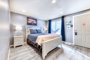 6 bedrooms, WiFi, bed sheets - Six Dog Friendly Rooms with Full Kitchens and Kitchenettes Walk to the Beach (Rockaway Beach)