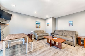 TV, offices - Six Dog Friendly Rooms with Full Kitchens and Kitchenettes Walk to the Beach (Rockaway Beach)