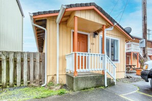 Exterior detail - Six Dog Friendly Rooms with Full Kitchens and Kitchenettes Walk to the Beach (Rockaway Beach)