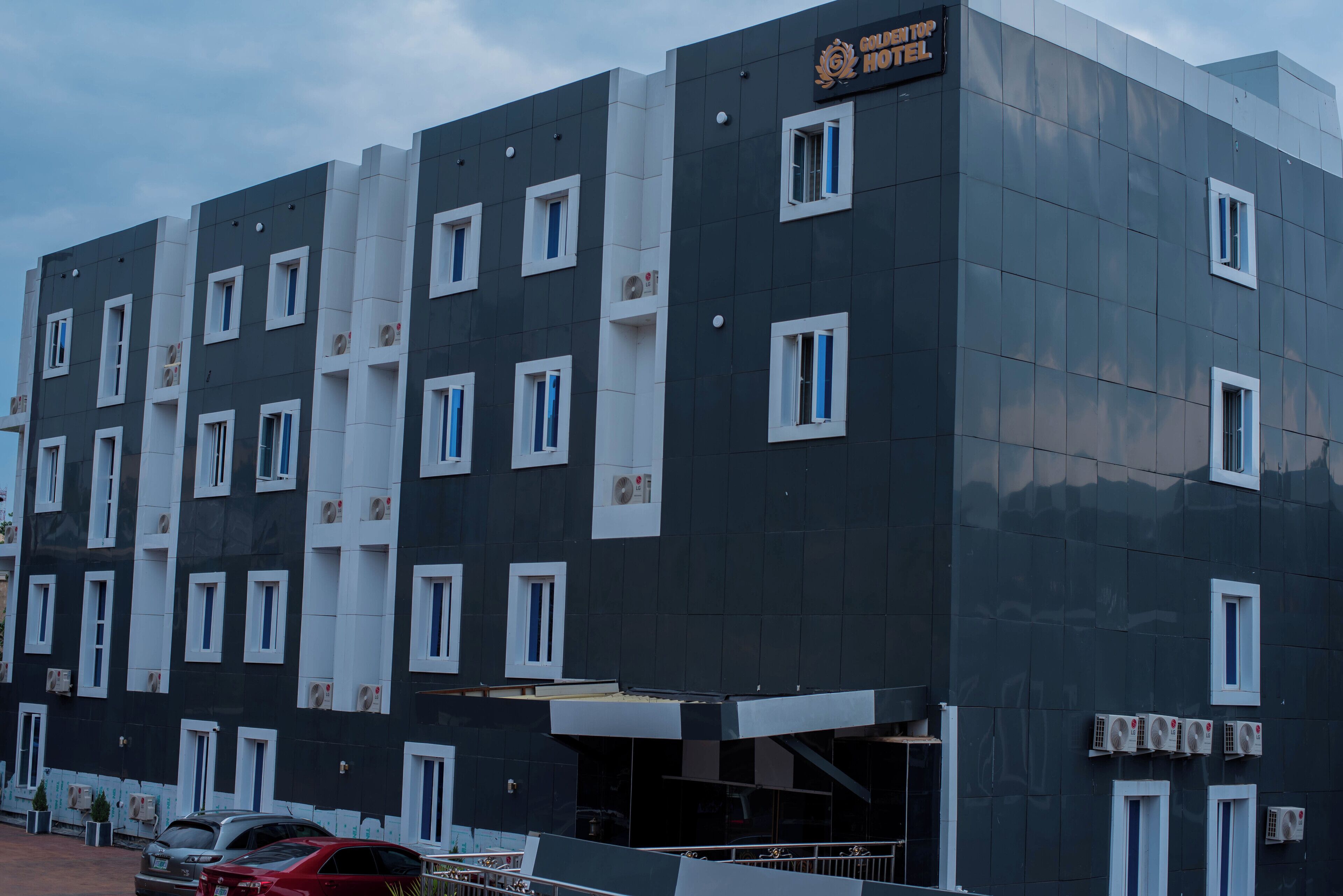 Vista frontal de la propiedad