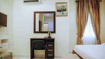 Desk, laptop workspace, soundproofing, free WiFi