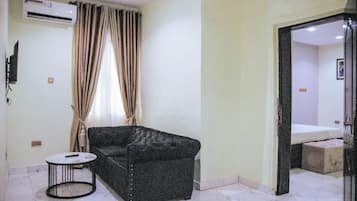 Superior-Suite, Balkon | Schreibtisch, laptopgeeigneter Arbeitsplatz, schallisolierte Zimmer