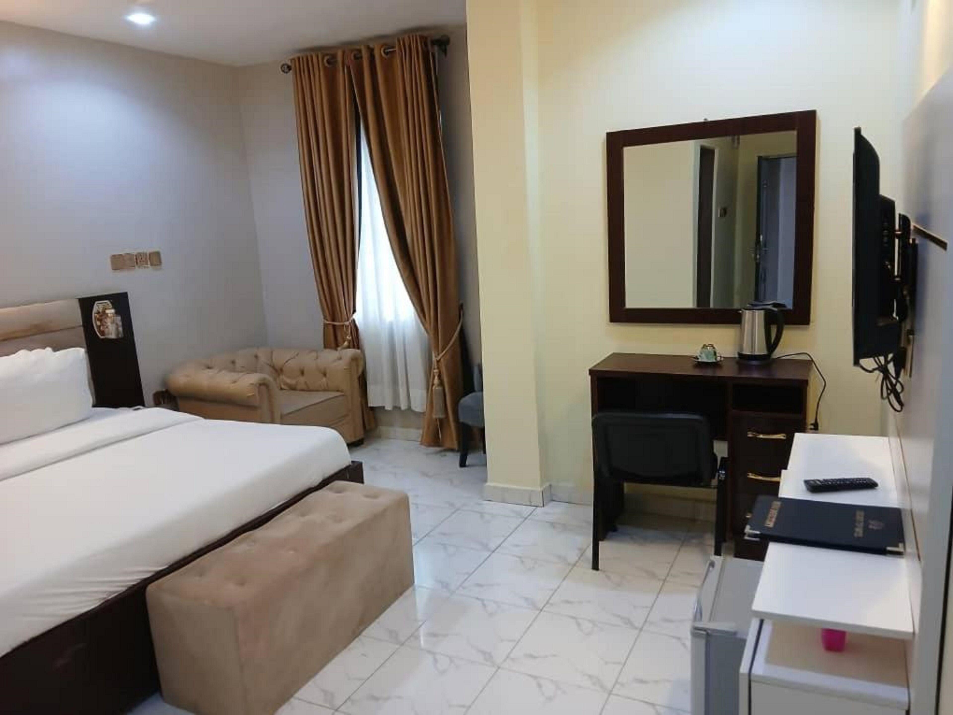 Desk, laptop workspace, soundproofing, free WiFi