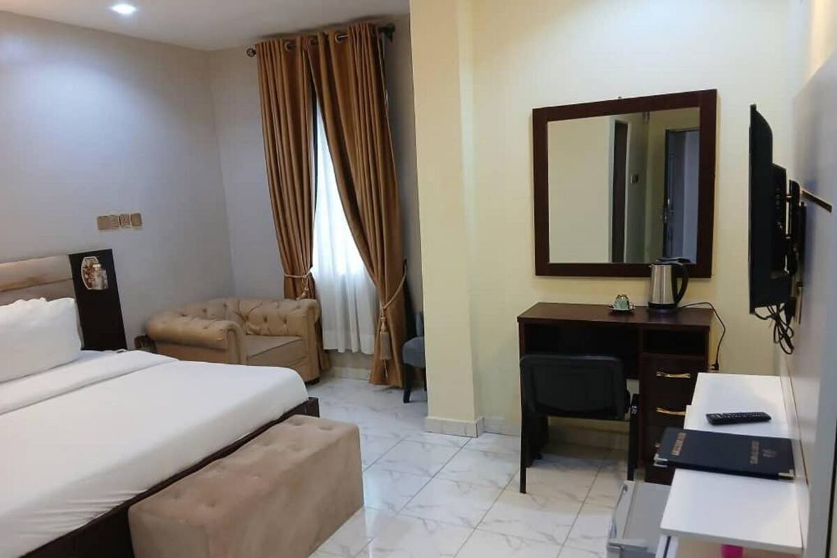 Desk, laptop workspace, soundproofing, free WiFi