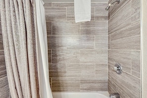 Douche, séchoir à cheveux, serviettes fournies, shampooing