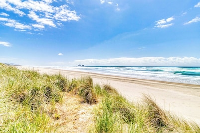 Dog Friendly Oceanside Escape with Easy Beach Access and Peaceful Surroundings