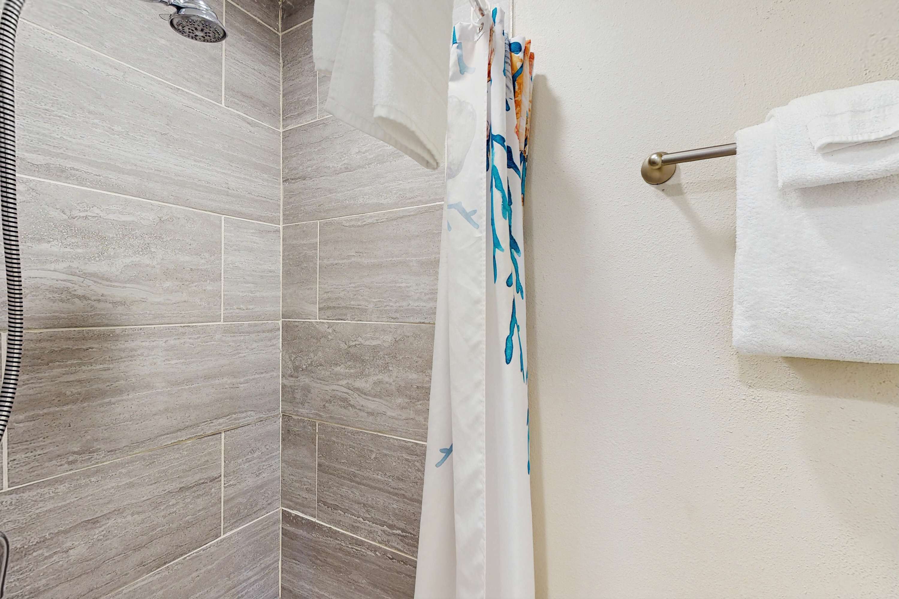Douche, sèche-cheveux, serviettes fournies, shampoing