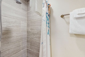 Douche, sèche-cheveux, serviettes fournies, shampoing