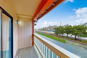 Property grounds - Dog Friendly Room Located Near the Beach and Downtown (Rockaway Beach)