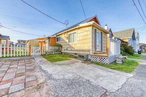 Exterior - Four Dog Friendly Rentals Near Beach Access Ideal for Multi Families (Rockaway Beach)