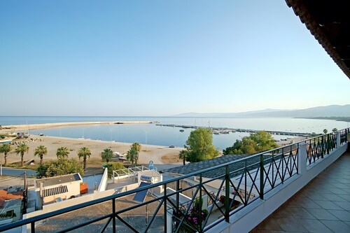 Apartment 'A View From The Attic Window' with Sea View, Wi-Fi and Air Conditioning