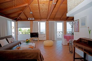 TV - Apartment 'A View From The Attic Window' with Sea View, Wi-Fi and Air Conditioning (Kyparissia)
