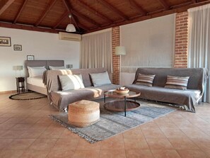 TV - Apartment 'A View From The Attic Window' with Sea View, Wi-Fi and Air Conditioning (Kyparissia)