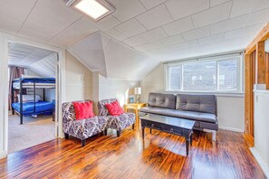 TV - Dog Friendly Triplex 3 private apartments Easy Walk to the Beach and Town (Rockaway Beach)
