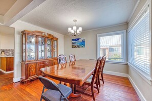 Dining - Dog Friendly Triplex 3 private apartments Easy Walk to the Beach and Town (Rockaway Beach)