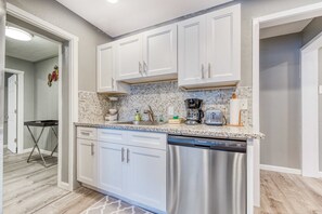 Fridge, microwave, oven, stovetop - Dog friendly motel with kitchens and kitchenettes and WiFi walk to the beach (Rockaway Beach)