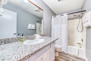 Shower, hair dryer, towels, shampoo - Dog friendly motel with kitchens and kitchenettes and WiFi walk to the beach (Rockaway Beach)