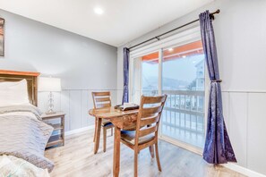 18 habitaciones, escritorio, tabla de planchar con plancha y wifi