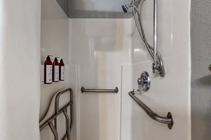 Shower, hair dryer, towels, shampoo - Charming Dog Friendly Room with Kitchenette Walk to Downtown and the Beach (Rockaway Beach)