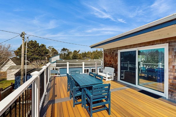 Outdoor dining - Charming modern home close to the beach with full kitchen WiFi and large deck (Rockaway Beach)