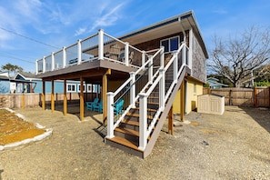 Exterior - Charming modern home close to the beach with full kitchen WiFi and large deck (Rockaway Beach)