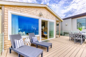 Outdoor dining - Spacious Dog Friendly Home with WiFi and Spectacular Oceanfront View (Rockaway Beach)