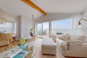 TV, fireplace, video games, offices - Spacious Dog Friendly Home with WiFi and Spectacular Oceanfront View (Rockaway Beach)