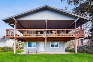 Exterior - Dog Friendly Oceanfront House with Ocean Views Walk to Beach (Rockaway Beach)