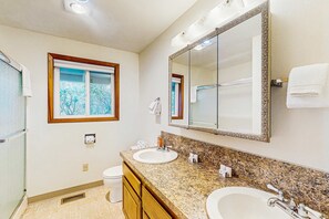 Shower, hair dryer, towels, shampoo - Dog Friendly Oceanfront House with Ocean Views Walk to Beach (Rockaway Beach)