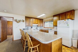 Fridge, microwave, oven, stovetop - Dog Friendly Oceanfront House with Ocean Views Walk to Beach (Rockaway Beach)