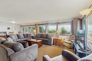 TV - Dog Friendly Oceanfront House with Ocean Views Walk to Beach (Rockaway Beach)