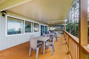 Outdoor dining - Dog Friendly Oceanfront House with Ocean Views Walk to Beach (Rockaway Beach)