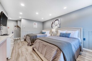 WiFi, bed sheets - Dog Friendly Room with Full Kitchen Walk to the Beach and Downtown (Rockaway Beach)