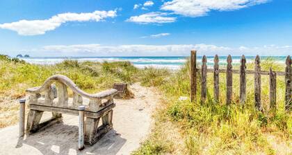 Dog Friendly Room with Full Kitchen Walk to the Beach and Downtown