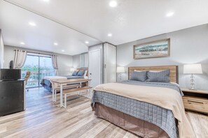 Desk, iron/ironing board, WiFi, bed sheets