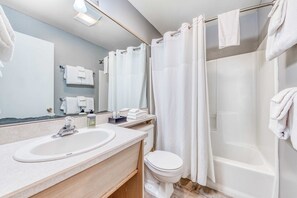 Shower, hair dryer, towels, shampoo - Eight Dog Friendly Rooms with Kitchens and Kitchenettes Walk to Downtown and Beach (Rockaway Beach)