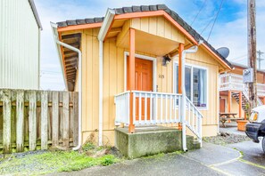 Exterior detail - Coastal room near the beach and downtown dog friendly (Rockaway Beach)