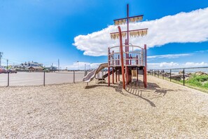 Children’s area - Coastal room near the beach and downtown dog friendly (Rockaway Beach)