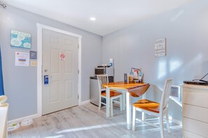 Dining - Coastal room near the beach and downtown dog friendly (Rockaway Beach)