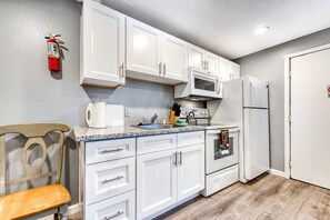 Fridge, microwave, oven, stovetop - Two Room Combination Close to Downtown and Beach Dogs Welcome (Rockaway Beach)