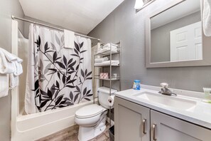 Shower, towels, shampoo - Two Room Combination Close to Downtown and Beach Dogs Welcome (Rockaway Beach)