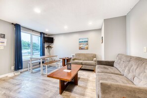 TV, offices - Two Room Combination Close to Downtown and Beach Dogs Welcome (Rockaway Beach)