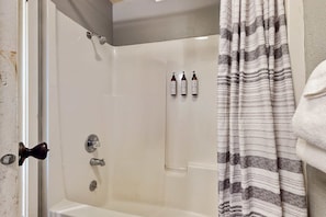 Shower, hair dryer, towels, shampoo - Classy Dog Friendly Studio with Free WiFi and Cable Walk to the Beach (Rockaway Beach)
