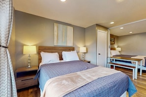 Desk, WiFi, bed sheets - Classy Dog Friendly Studio with Free WiFi and Cable Walk to the Beach (Rockaway Beach)