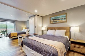 Desk, WiFi, bed sheets - Classy Dog Friendly Studio with Free WiFi and Cable Walk to the Beach (Rockaway Beach)