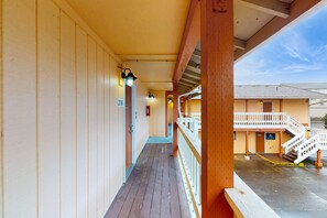Property grounds - Classy Dog Friendly Studio with Free WiFi and Cable Walk to the Beach (Rockaway Beach)