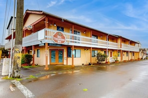 Exterior - Classy Dog Friendly Studio with Free WiFi and Cable Walk to the Beach (Rockaway Beach)